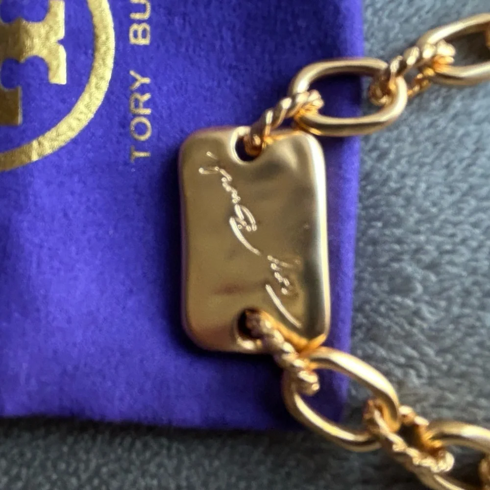 Tory Burch Torsade engraved-logo bracelet in gold-tone - Picture 6 of 6